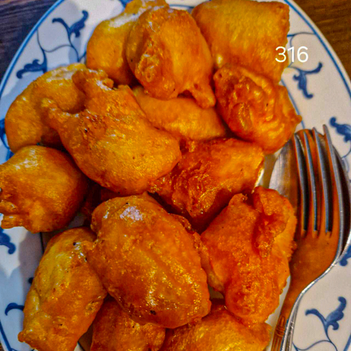 Beignets de poulet frités sauce aigre-douce